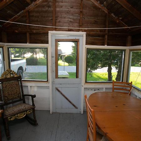 Fenelon Falls Fun Place With A Sandy Beach For Swimming, Boating, And Fishing, Featuring 3 Available Cabins מראה חיצוני תמונה