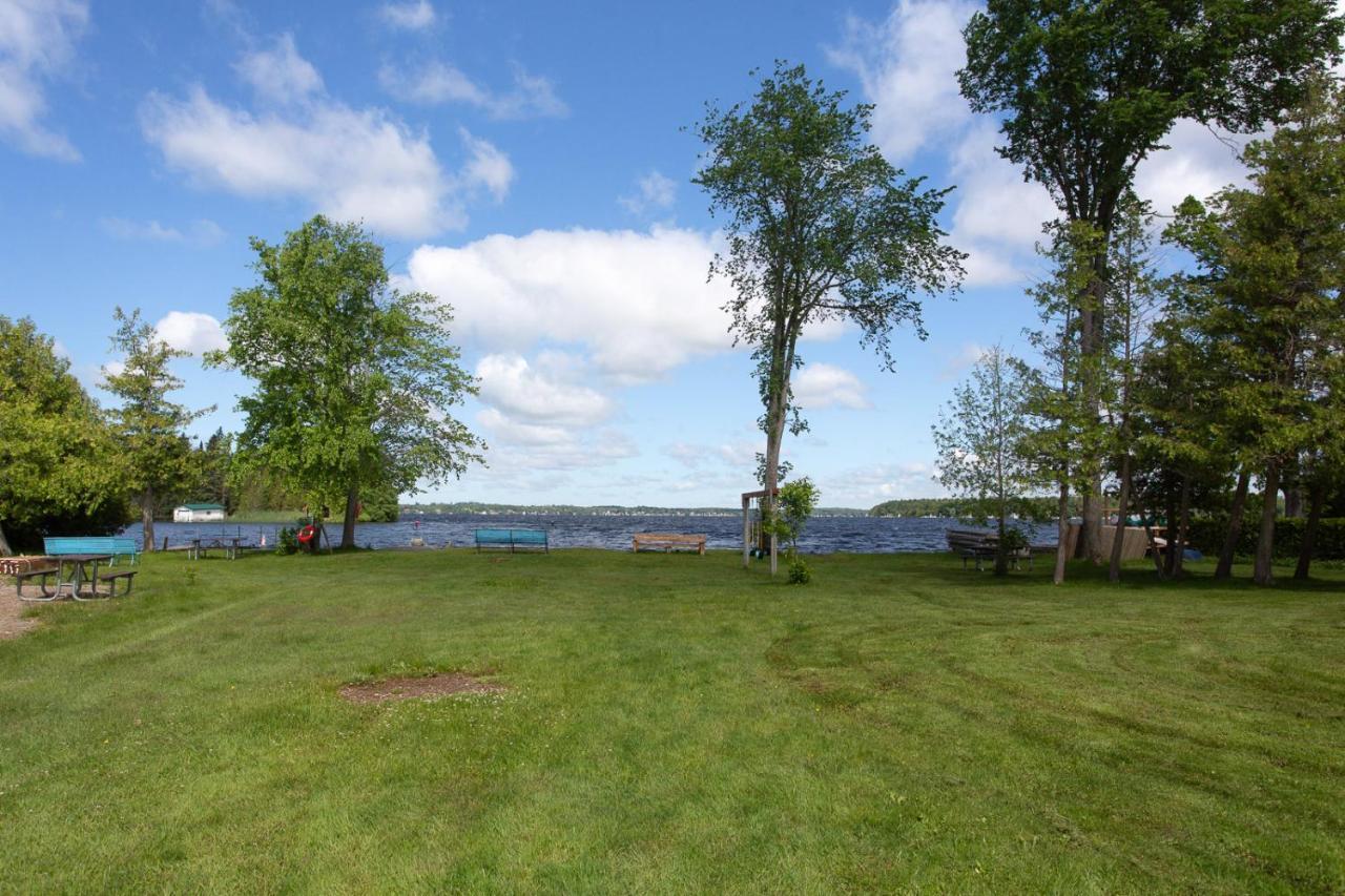 Fenelon Falls Fun Place With A Sandy Beach For Swimming, Boating, And Fishing, Featuring 3 Available Cabins מראה חיצוני תמונה
