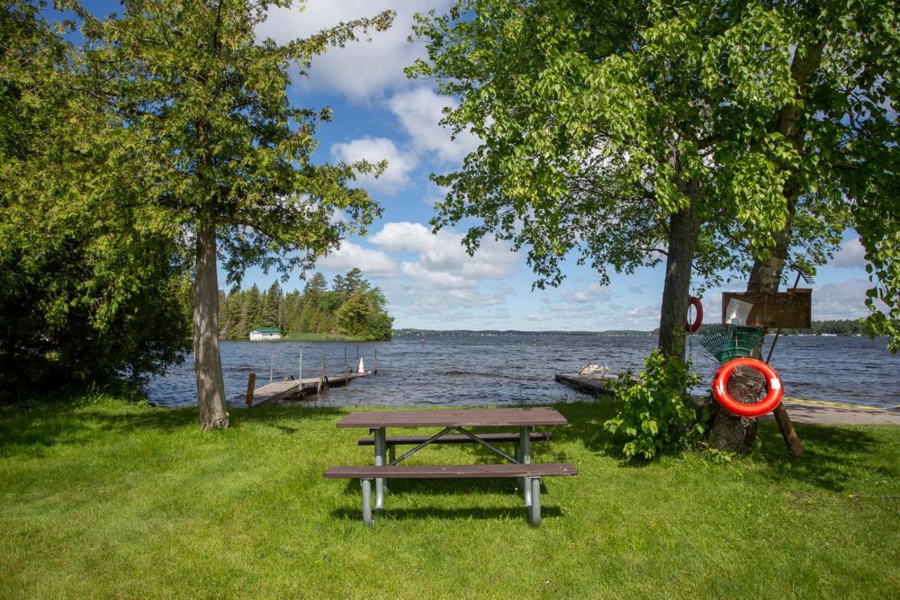 Fenelon Falls Fun Place With A Sandy Beach For Swimming, Boating, And Fishing, Featuring 3 Available Cabins מראה חיצוני תמונה