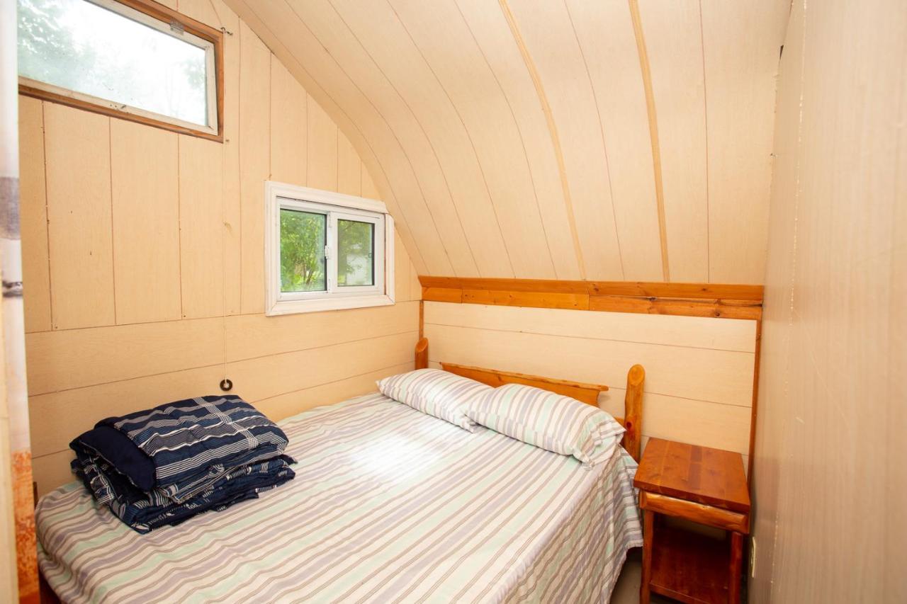 Fenelon Falls Fun Place With A Sandy Beach For Swimming, Boating, And Fishing, Featuring 3 Available Cabins מראה חיצוני תמונה