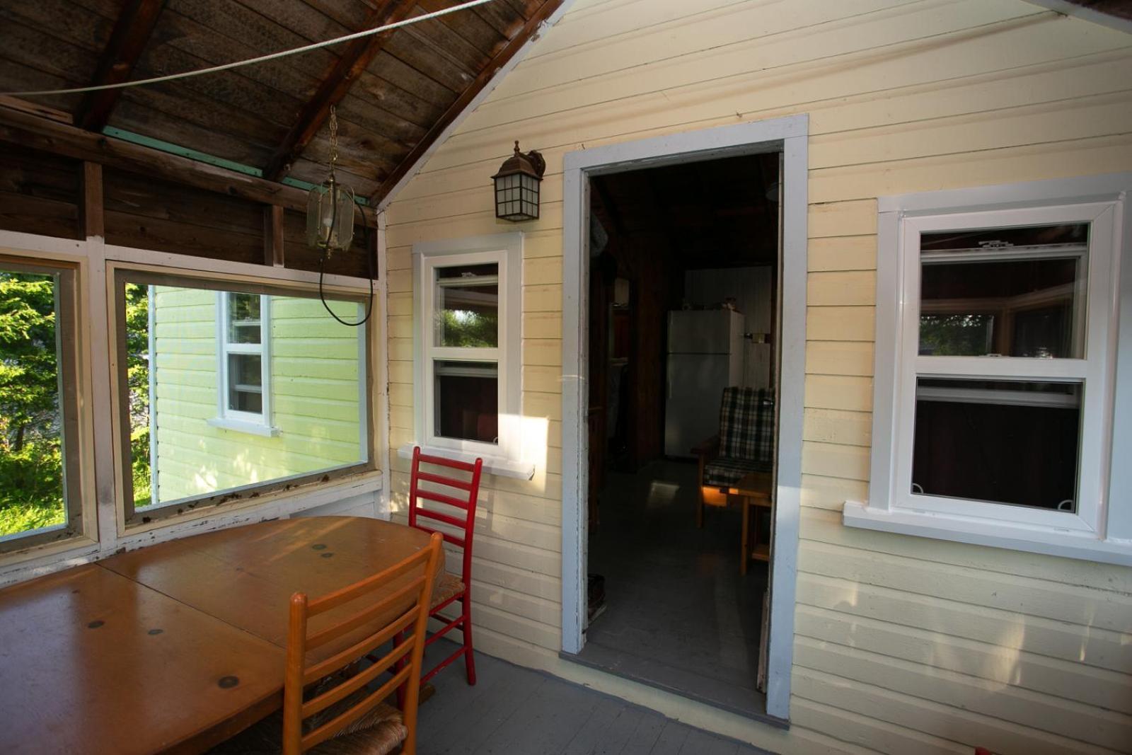 Fenelon Falls Fun Place With A Sandy Beach For Swimming, Boating, And Fishing, Featuring 3 Available Cabins מראה חיצוני תמונה