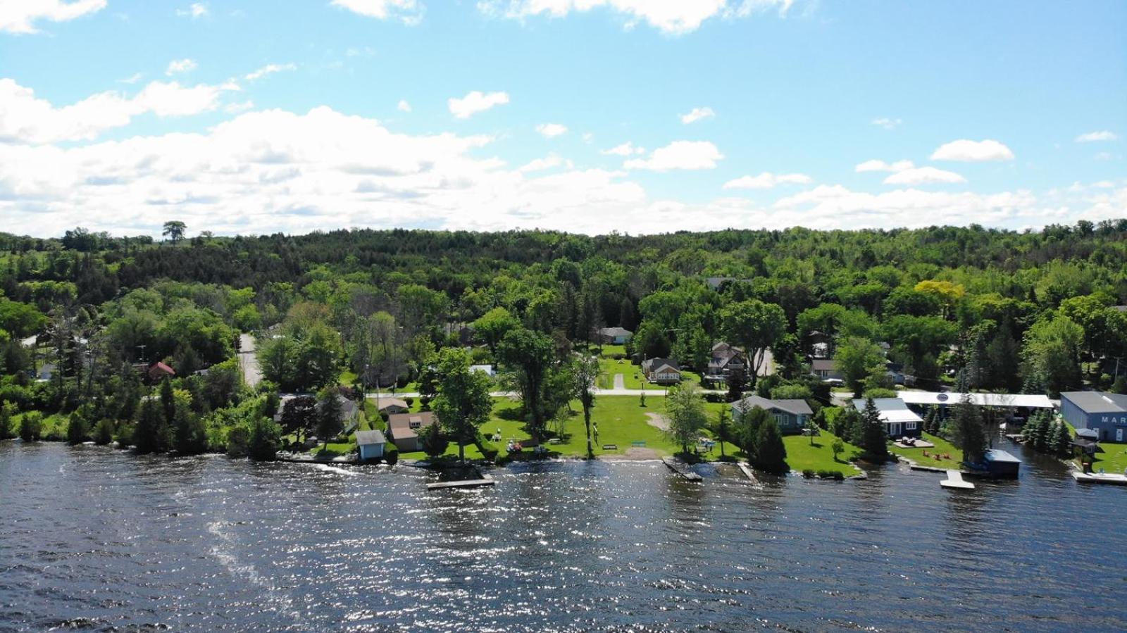 Fenelon Falls Fun Place With A Sandy Beach For Swimming, Boating, And Fishing, Featuring 3 Available Cabins מראה חיצוני תמונה