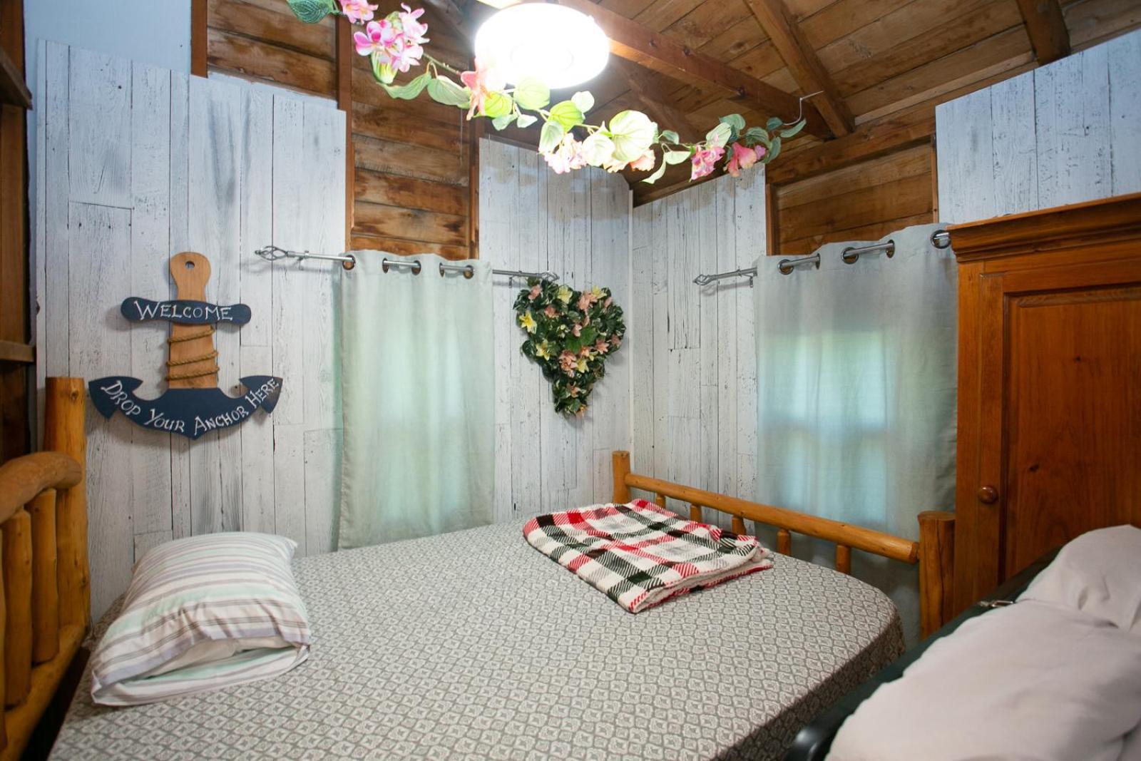 Fenelon Falls Fun Place With A Sandy Beach For Swimming, Boating, And Fishing, Featuring 3 Available Cabins מראה חיצוני תמונה